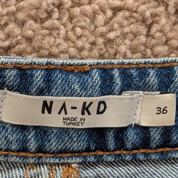 NA-KD Medium Wash Blue High Waisted Raw Hem Denim Shorts Size 36 - Picture 3 of 9